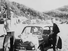 J?rgen Seemann Berg und Carl Pater Thorsager vor einem Fiat 600 auf einer Studienreise nach Arendal, Setesdalsbanen und Rekefjordbanen,Norwegen1965