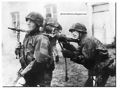 hombres de las Waffen SS abriendo fuego con una MG34.