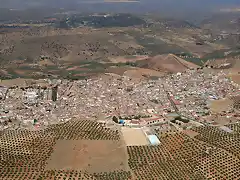 con la sierra al fondo