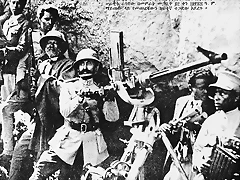 el emperador Haile_Selassie junto a su guardia manipula en persona un can antareo Oerlikon.