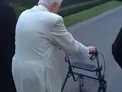 benedicto xvi andador