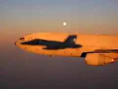 Sombra de un F-15 sobre un KC-10