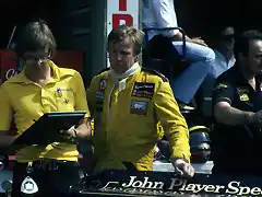 1978, Ronnie conversando com Nigel Bennett nos treinos em Monza.