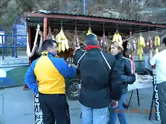 eligiendo salamines y quesitos p degustar