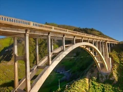 7485951-rocky-creek-bridge-es-un-puente-de-arco-de-abierto-enjuta-de-hormigon-armado-en-california-construid