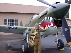 Curtis P-40 Warhawk en el museo del aire de los aviones de la fama en  Chino, California