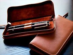 estuche-de-piel-para-guardar-plumas-y-boligrafos