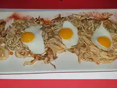 Huevos sobre frutos del mar