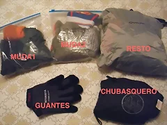 Equipo de ropa listo para empacar