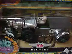Bentley cromado, de la serie "THE POWER AND THE GLORY"  de Hornby Hobbies
