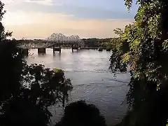 Es un rio con su puente atravesado.