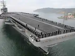 Marineria en formacin en la cubierta del USS Ronald Reagan