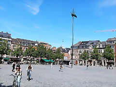 Plaza Monseigneur Ladeuzeplein con el TOTEM