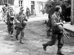 Bundesarchiv_Bild_101I-721-0388-34A,_Frankreich,_nach_der_Invasion,_Infanteristen