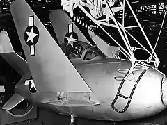 Detalle de como se engancha un caza parsito McDonnell XF-85 a  un bombardero Convair B-36