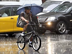 ciclista_paraguas_por_joan_sanchez