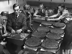Cargando las cintas con balas para los aviones de la RAF