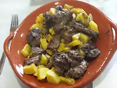 Conejo frito con patatas