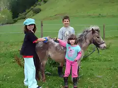 los ninos con los caballos