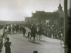 Mussolini durante una visita a Tripoli .