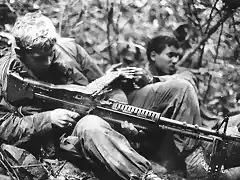 Jerry D. Parker disparando su M-60 sobre una posicin del enemigo a 10 milllas al noroeste de Danang.  19 aos. Marines Corp de la  Compaia L, 3er Batalln