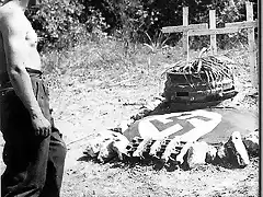 Tumba Alemana con torreta german-soldier-russia-ww2-grave