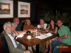 De cena con Fifi y su familia: Dave, Jacque y Ryan