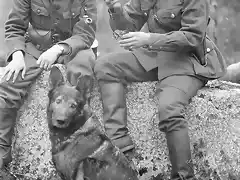 Dos soldados alemanes descansando junto a su perro