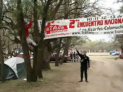 Juanrural y Fedex colgando el pasacalle del enc TA