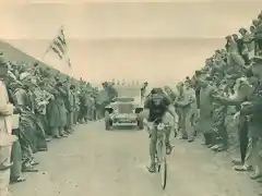 471. 1949- - Tour. 16? etapa, 9 Ferdi Kubler franquea en cabeza el Col de Vars, el segundo ser? Bartali a 3'45''