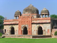 218 1024px-Isa_Khan's_mosque,_built_ca_1547_AD,_near_Humayun's_tomb