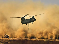 CH47 Chinook de la RAF con base en Delhi de patrulla en el districto de Garmsir en Afganistán. Año 2008. CH47 Chinook de la RAF con base en Delhi de patrulla en el districto de Garmsir en Afganistán. Año 2008.