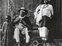 El emperador de Etiopia Menelik II mantuvo su reinado en Abisina, tal y como se llamaba entonces, entre 1889 y 1913, aos de su muerte.