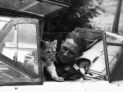 5-Pilots-IIJG3-Franz-von-Werra-with-Simba-1940-02