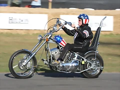 Peter Fonda con una réplica de la moto Capitán América fabricada por Indian Peter Fonda con una réplica de la moto Capitán América fabricada por Indian