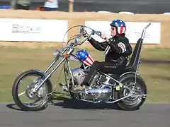 Peter Fonda con una rplica de la moto Capitn Amrica fabricada por Indian