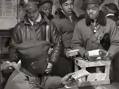 Marzo de 1945. Pilotos de combate del 332 Grupo de Combate conocido como Tuskegee. Se les facilita raciones de cianuro por si acaso. Base area en Ramitelli, Italia