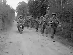 2nd Glasgow Highlanders, 46th Brigade, 15th (Scottish) Division, avanzando cerca de Caumont,