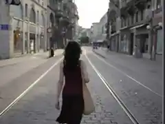 mujer caminando ciudad