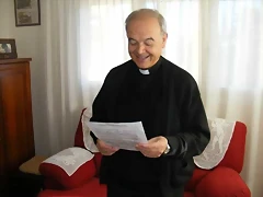 Monseñor Millan repasando un escrito que le da la razón