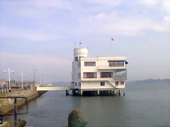 RAQUERO_CON_CHAQUETA_Y_MARITIMO