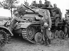 Panzer_II_ausf_C_and_wehrmacht_soldiers