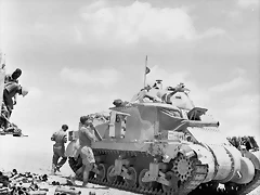 Un equipo del tanque de Grant cargar con la municin de un camin, junio de 1942 Ms