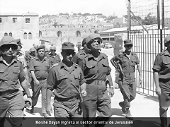 Moshe Dayan ingresa en el sector oriental de Jerusaln.