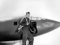 Chuck Yeager el primer piloto que supero la barrera del sonido el 14 de octubre de 1947 con el Bell  X-1 Glamorous Glennis