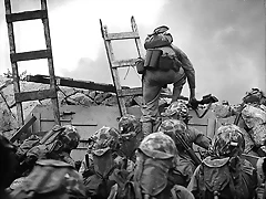 Marines con escaleras subiendo los muelles de Inchon.