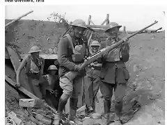 Neozelandeses con un Mauser T-Gewehr antitanque alemn capturado cerca de Grevillers. Ao 1918