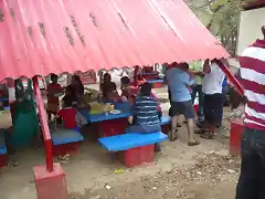 disfrutando del almuerzo y un ambiente bastante frio