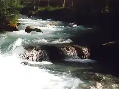 Torrente del glaciar de Briksdal