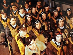 Pilotos de la (a Fuerza Aérea Americana en Europa recibiendo instrucciones antes de una misión Pilotos de la (a Fuerza Aérea Americana en Europa recibiendo instrucciones antes de una misión